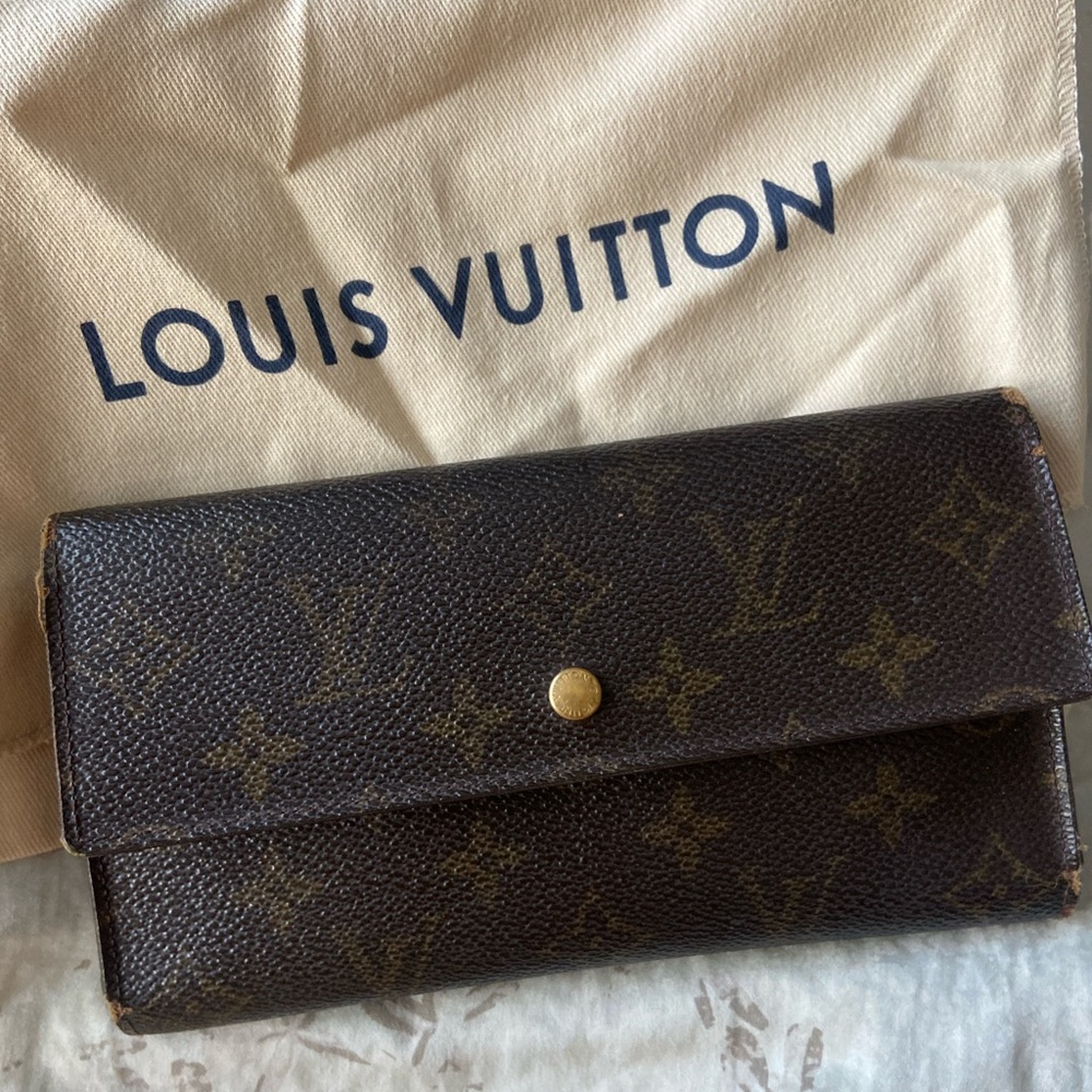 SOLD🤍
Louis Vuitton wallet with LV box